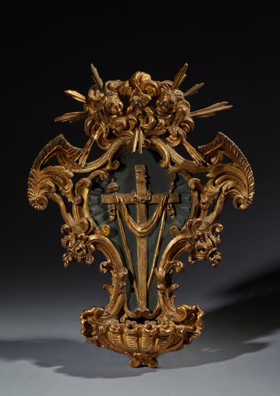 一个雕刻、镀金和部分上漆的木制支架，上面有丰富的装饰，包括手掌、扣子、云朵、小天...
