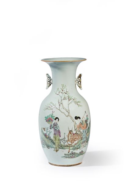 CHINE - XXe siècle Porcelain baluster vase with polychrome enamel decoration of young...