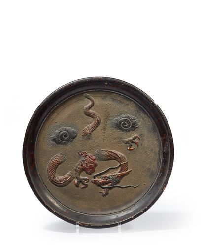 JAPON - XXe siècle 大圆盘，有云中三爪龙的浮雕装饰（筹）。
直径37.5厘米