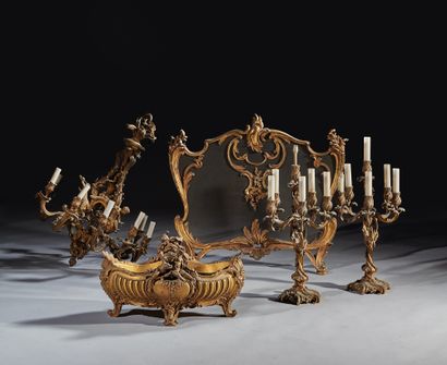 null Chandelier in chased and gilded bronze with nine twisted arms of light, with...