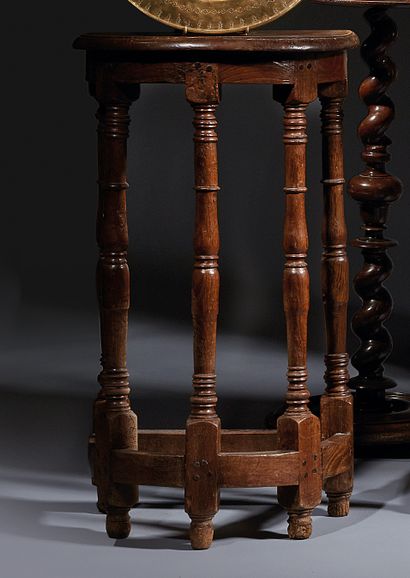 橡木唱诗班的凳子，半圆形的支柱，旋转的柱状物
法国北部，17世纪
H.78厘米 宽45厘米...