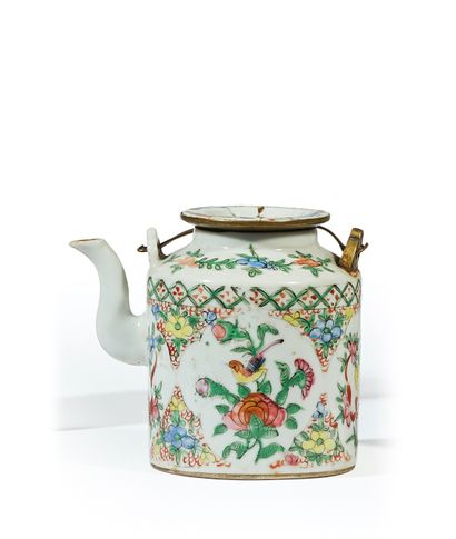 CHINE, Canton - Vers 1900 Covered porcelain pot with polychrome enamel decoration...