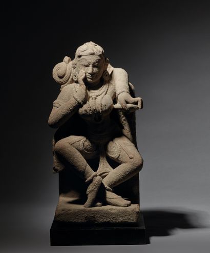 INDE - Période médiévale, XIIe/XIIIe siècle 穿着粉红色砂岩的舞者，双腿弯曲，一只手紧贴脸部，另一只手伸出，大腿和胸部...