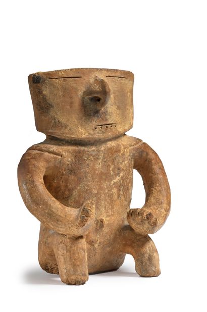 null 赭石色实心陶土中双手抱膝的坐着的卡西克人
哥伦比亚，金巴亚文化。-公元400/700年。
H.25厘米（断裂和胶合，修复物）