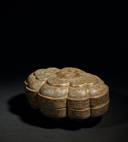 CHINE - probablement Epoque LIAO (907 - 1125) 一个大的银质多叶盒，部分镀金，盖子上刻有凤凰的装饰，莲花状的底座上有...