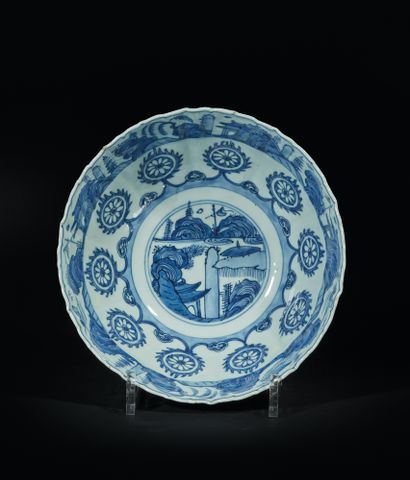 CHINE - Epoque WANLI (1572 - 1620) A poly-lobed porcelain bowl decorated in blue...