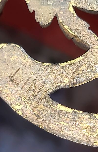 FRANCOIS LINKE (1855-1946) 
由单板制成的纸架，镶嵌着四角形图案和中央的贝壳图案。一片叶子显示了一个架子。大理石顶部。下部有一个支杆。饰以镀金的青铜器，如叶框和妇女半身像。

青铜器下有林克的签名和F.L的字样

19世纪晚期

H.147厘米...
