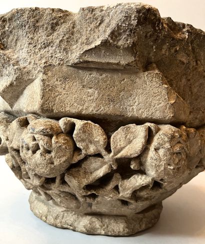 null 石灰岩首都四面雕刻着交织的玫瑰枝、叶子和玫瑰的装饰
14世纪晚期
H.30厘米，宽40厘米，深35厘米（事故、侵蚀和缺失的部分）。