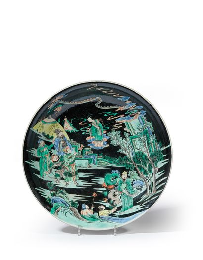 CHINE - XXe siècle Large porcelain dish decorated with enamels in the style of the...