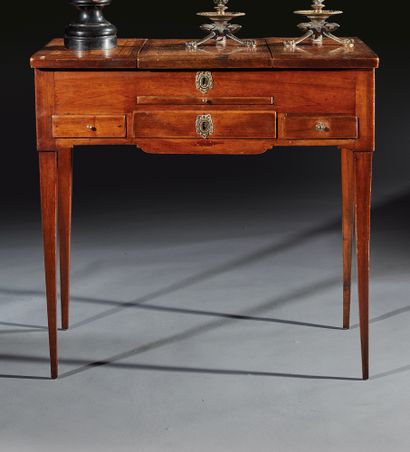 天然木和音乐奖杯镶嵌的梳妆台，有三个抽屉，其中一个是模拟的
省级作品，路易十六风格
H.76厘米...