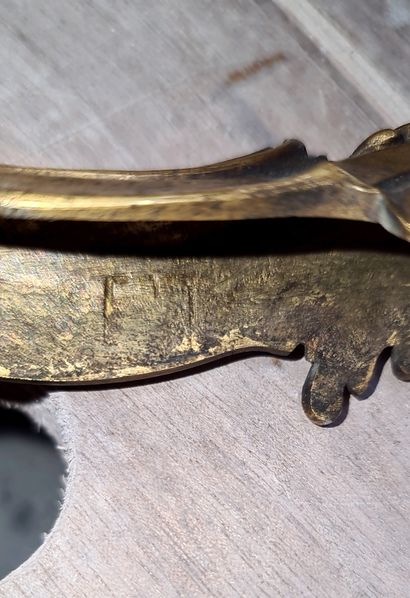 FRANCOIS LINKE (1855-1946) 
由单板制成的纸架，镶嵌着四角形图案和中央的贝壳图案。一片叶子显示了一个架子。大理石顶部。下部有一个支杆。饰以镀金的青铜器，如叶框和妇女半身像。

青铜器下有林克的签名和F.L的字样

19世纪晚期

H.147厘米...