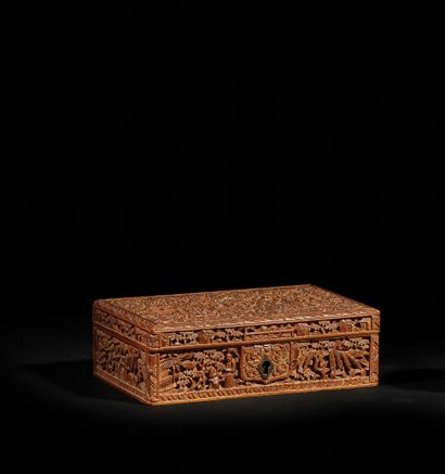 CHINE, Canton - XIXe siècle Rectangular wooden box, the lid and the sides with carved...