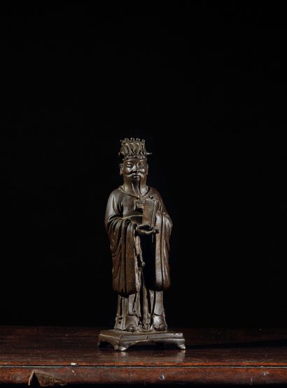 CHINE - XVIIIe siècle 站在长方形底座上的道教神仙雕像，手持笏板（小孔）。
H.22厘米