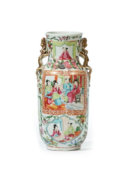 CHINE, Canton - XIXe siècle Petit vase couvert en porcelaine émaillée polychrome...