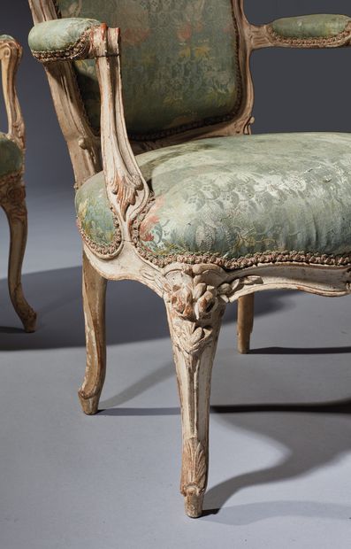 Jean-Baptiste GOURDIN 
一对模制木制的卡布利奥扶手椅，雕刻着花朵，叶子，丝带和奶油色的清漆。靠背是提琴形的，扶手是圆筒形的，腿是弯的。
约1760-1765年
H.87厘米。宽57厘米。D....