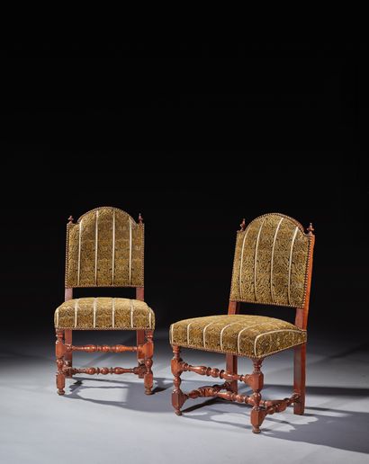 null 樱桃木小矮椅一对，头带和支架变成花瓶和栏杆，绿色天鹅绒软垫
在17世纪的风格中
H.82厘米 宽44厘米 深40厘米