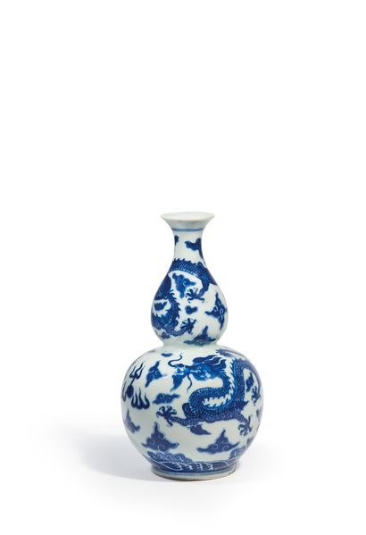 CHINE - XIXe siècle 瓷器双葫芦花瓶，釉下青花饰二龙戏珠，颈部饰云中龙纹
在背面，有乾隆的天书印记
H.22厘米