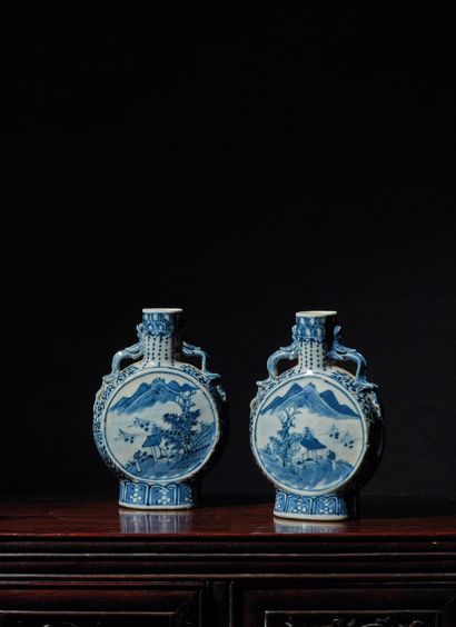 CHINE, Canton - XIXe siècle Pair of small porcelain "bianhu" vases decorated in blue...