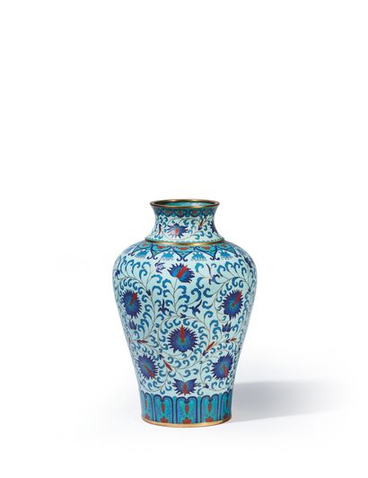 CHINE - XXe siècle 青铜和掐丝珐琅柱形花瓶，在浅蓝色的背景上装饰着叶子中的荷花。
H.25,5 cm