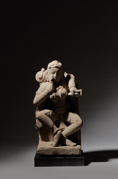 INDE - Période médiévale, XIIe/XIIIe siècle 穿着粉红色砂岩的舞者，双腿弯曲，一只手紧贴脸部，另一只手伸出，大腿和胸部...