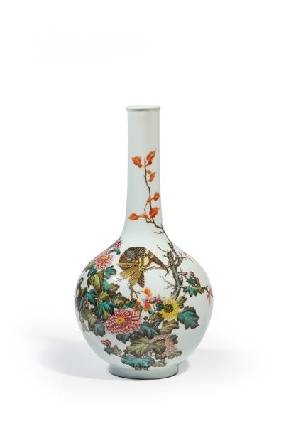 CHINE - Epoque de la République - MINGUO (1912 - 1949) Bottle-shaped vase in polychrome...