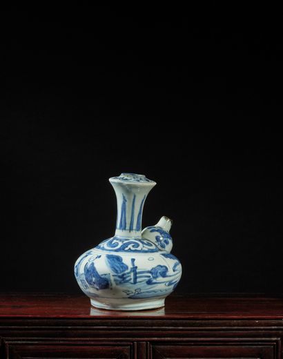 CHINE, Kraak - XVIIe siècle Porcelain kendi decorated in blue underglaze with a scholar...