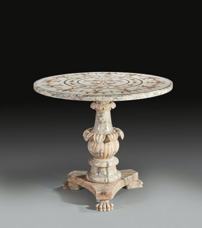 null 带有灰色纹路的白色大理石基座桌（碎片）。
顶部镶嵌有风格化的植物图案，并置于由爪足支撑的树叶轴上。
19世纪晚期
H.74.5厘米。D. 87厘米。