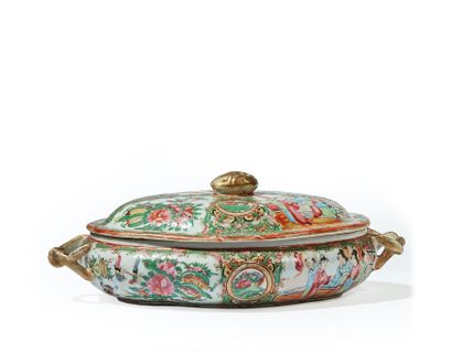 CHINE, Canton - XIXe siècle Oval tureen with two twisted handles in polychrome and...