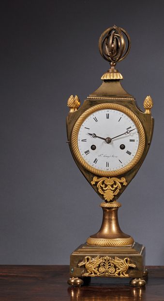 花瓶形状的镀金铜钟，顶部有一个浑天仪，珐琅表盘上有巴黎M.Lamy的签名（机芯丢...