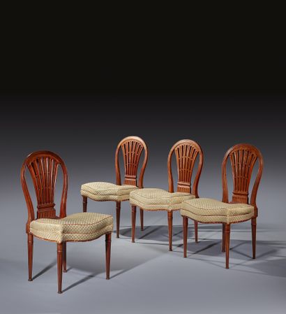 PIERRE GARNIER 
一套罕见的四把桃花心木和桃花心木饰面的椅子，拱形的背部有一个镂空的设计。座椅是弧形的，放在凹槽的锥形腿上，并以帕斯蒂尔装饰。

盖章的P.GARNIER

路易十六时期

H.90厘米。长51厘米。D....