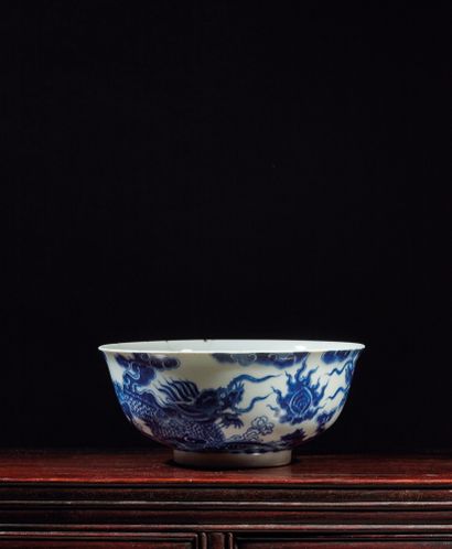 CHINE POUR LE VIETNAM, COMMANDE PAR LES SEIGNEURS TRINH - XVIIIe siècle Bol en porcelaine...