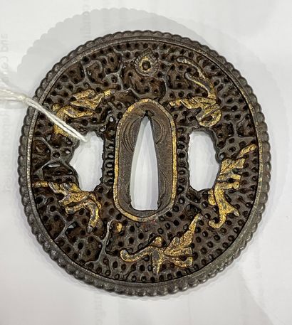 JAPON - Epoque EDO (1603 - 1868) 镂空装饰的铁制长丸嘎达，嵌有鎏金铜制的古龙卷轴，咪咪形成花瓣状
H.7.5厘米