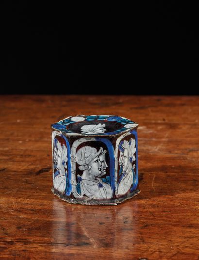 诺丹-佩尼卡德的工作室
多色珐琅彩盐池，六角形，装饰有轮廓，刻有VENVS和PARIS。
H.6,5...