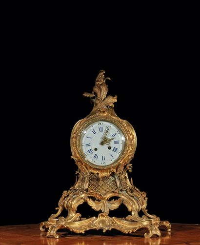 null 镂空和鎏金的铜钟，有花朵和涡纹的罗盖尔装饰
珐琅彩表盘（缺失）
路易十五风格
H.54厘米