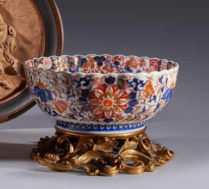 JAPON, Imari - Fin Époque Edo (1603-1868) Large porcelain ribbed bowl decorated in...