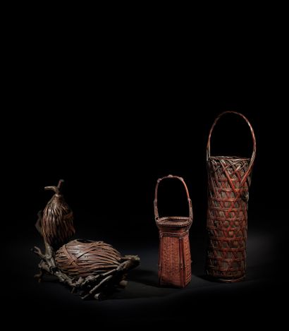 JAPON - XXe siècle 三个漆器编织的竹篮（hanakago）。
- 四角形，手柄上有结点装饰。高38,5厘米
- 圆柱形，有六角形的编织，手柄扭曲，高59厘米
-...