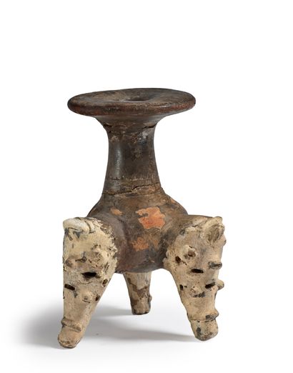 null 棕色和米色釉面赤土的三足鼎立人头花瓶
哥斯达黎加 - Huetar文明，公元500-800年第四期
H.17厘米（断裂并粘上了）。