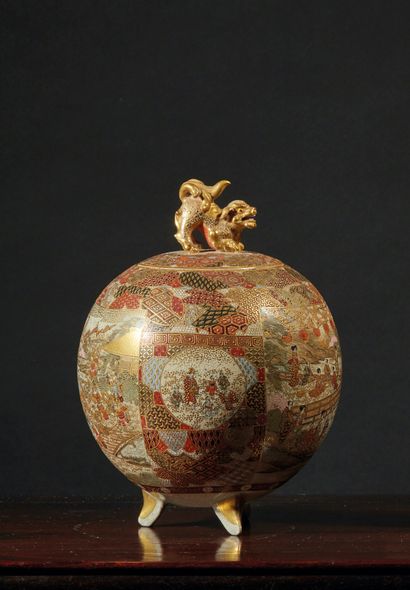 JAPON, Fours de Satsuma - Epoque MEIJI (1868 - 1912) 一个陶制球状香炉，三足站立，以多色和金色珐琅彩装饰，在...