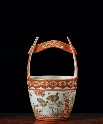JAPON, Fours de Kutani - XXe siècle Iron-red and gold enamelled porcelain bucket,...
