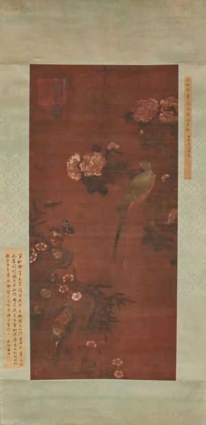 CHINE - XIXe siècle 水墨和彩色丝绸，表现一只栖息在芙蓉树枝上的鹦鹉，周围是风铃草花和竹叶。
徽宗的签名和远古的印章
尺寸100 x 47厘米...