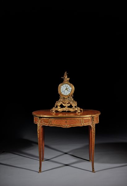 null 镂空和鎏金的铜钟，有花朵和涡纹的罗盖尔装饰
珐琅彩表盘（缺失）
路易十五风格
H.54厘米