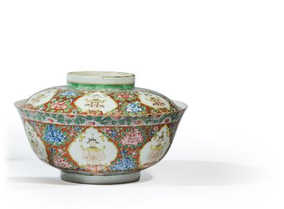 CHINE, BENCHARONG, POUR LA THAÏLANDE - XIXE SIÈCLE 一个多色珐琅彩瓷盖碗，上面有红底的牡丹和叶子以及花和叶子的...
