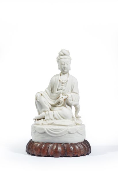 CHINE - XVIIIe/XIXe siècle Chinese white enameled porcelain statuette of Guanyin,...