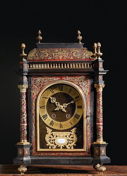 Boulle镶嵌工艺的宗教钟，玳瑁背景上有锡和黄铜的植物图案。黄铜表盘上刻有罗马数字，并在方框内签名为Gaudron。它的顶部是一个画廊亭子和火盆。分离的科林斯式柱子以扁平的脚为终点。
路易十四风格，19世纪
H.55厘米。L....