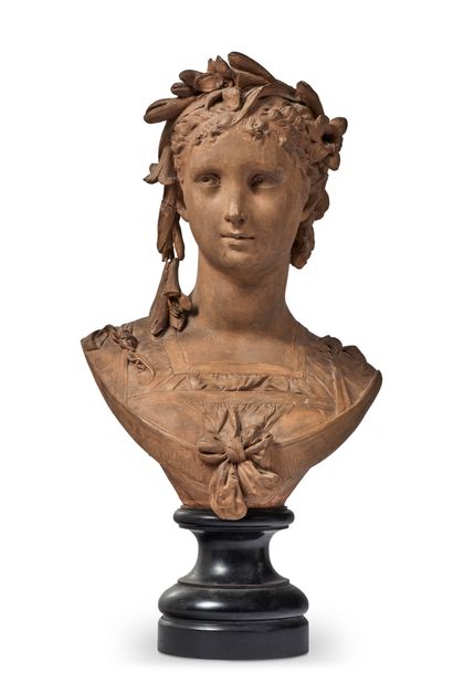 Albert-Ernest CARRIER-BELLEUSE (1824-1887) 古典风格的年轻女子半身像，戴着月桂冠装饰
背面有签名的赤土版，放在一个发黑...