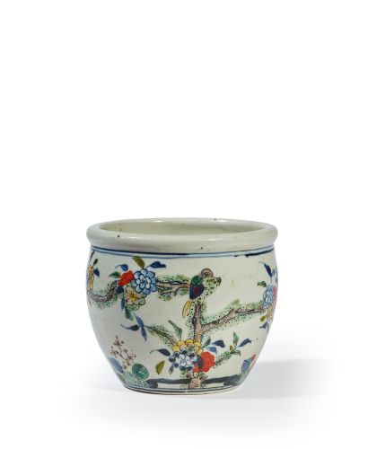 CHINE Small porcelain pot decorated in blue underglaze and polychrome enamels in...