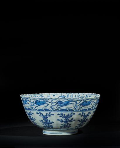 CHINE - Epoque WANLI (1572 - 1620) A poly-lobed porcelain bowl decorated in blue...