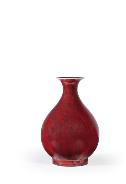 CHINE - Époque GUANGXU (1875 - 1908) 玉壶春平瓷器 "牛血色 "花瓶（底面有缺口）
在背面，有光绪年间的标记
H.28.9厘...