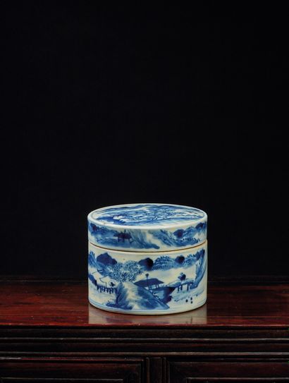 CHINE - Début XXe siècle 釉里红湖光山色圆柱形瓷盒（轻微烧制缺陷）
H.9.3厘米 直径12.3厘米