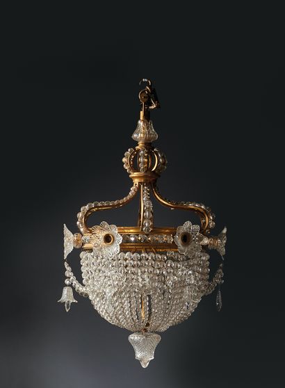鎏金青铜六灯郁金香吊灯，有花环和网状的吊坠。它由形成封闭式树冠的枝条支撑。
约1...